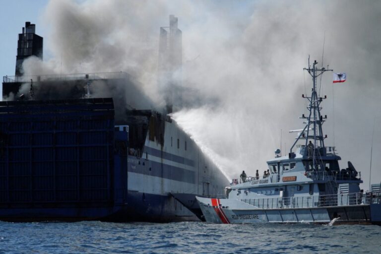 Euroferry Olympia: Επιχείρηση με τις λαμαρίνες να καίνε στους 600 βαθμούς -Πώς θα μπουν οι διασώστες