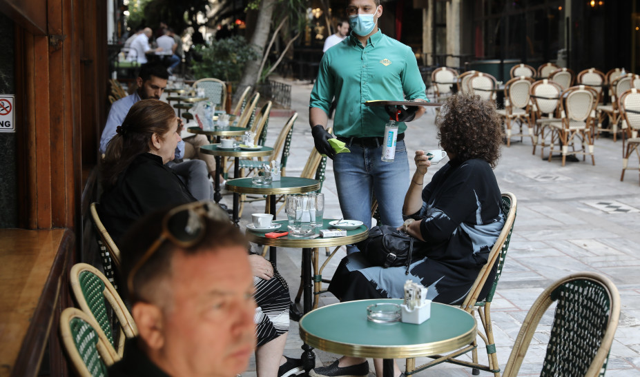 Άρση μέτρων: Επιστροφή σε διασκέδαση, γήπεδα και σχολικές εκδρομές