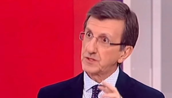 Θα μας τρελάνετε κύριε Πορτοσάλτε; Στην αρχή μας είπε να παίρνουμε το λεωφορείο, στη συνέχεια να μην βάζουμε βενζίνη. Τώρα θέλει να μας κόψουν το ρεύμα για να αντιμετωπιστεί η ακρίβεια O «αρνητής της πραγματικότητας» Άρης Πορτοσάλτε… ξαναχτύπησε!