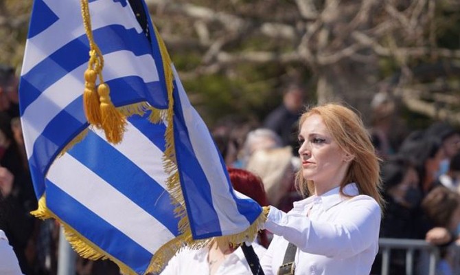 kalliopi-psyrouki-teleiose-to-gymnasio-ekane-tria-paidia-kai-epestrepse-simaioforos-sta-37-tis-mazi-me-tin-megali-tis-kori (1)