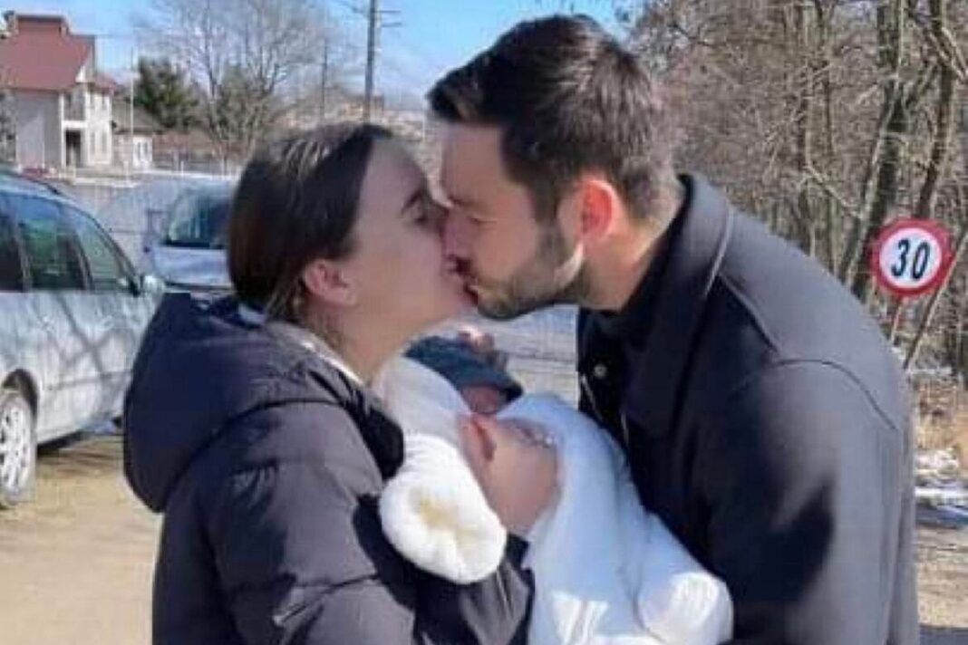 Πόλεμος στην Ουκρανία: Ο Σάκχοφ φιλάει τη σύζυγό του με το νεογέννητο μωρό τους στα χέρια του