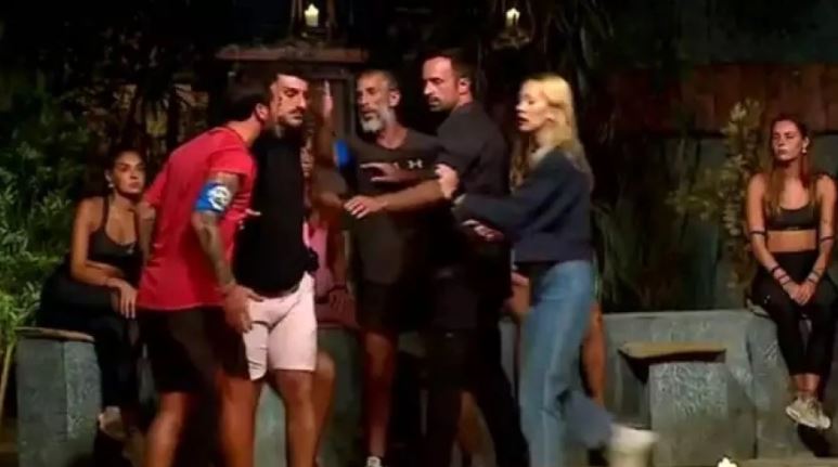 Άρης και Τάκης έχασαν τον έλεγχο Ανέβηκαν οι τόνοι σε αδιανόητο βαθμό στο επεισόδιο της Δευτέρας στο Survivor. Άρης και Τάκης πιάστηκαν στα χέρια και το Συμβούλιο πήρε την πιο απροσδόκητη τροπή. Ο Άρης Σοϊλέδης ξεκίνησε να μιλάει ως υποψήφιος προς αποχώρηση αλλά αυτά που είπε δεν άρεσαν στον συμπαίκτη του. «Ο καθένας μπορεί να λέει ό,τι θέλει. Έχω μια παρέα, τον Τάλα, τη Σοφιάνα και τη Μέι γιατί έχουμε κοινά ενδιαφέροντα να συζητάμε. Δεν έχω έπαρση, είμαι πολύ καλός με όλα τα παιδιά. έπαρση έχουν άλλοι όταν κερδίζουν. Αναφέρομαι σε αυτόν που παρακίνησε τον Κωνσταντίνο να με ψηφίσει», είπε χαρακτηριστικά. Η αντίδραση του Τάκη ήταν άμεση: «Υποτιμά τον ανδρισμό μου κι όλα αυτά. Δεν σέβεται. Δεν ξέρω πως ήταν έξω. Έχει γίνει χειρότερος, Να πάψει να υποτιμά ανθρώπους… Μου έχει φερθεί άσχημα και πουλά τσαμπουκά. Ξεκαβάλα το καλάμι… Πουλάς θέατρο», είπε ο Τάκης. Ο Άρης τότε σηκώθηκε έξαλλος κι άρχισε να ουρλιάζει: «Θέλω να φύγω τώρα. Έχω 30 χρόνια καριέρα και θα με ξεφτιλίσει αυτός; Το σκουπίδι;». «Νούμερο, βρίζεις όλον τον κόσμο. Κι αν παίζεις μπάλα τι είσαι ρε αλήτη;» του απάντησε ο Τάκης. Εκείνη τη στιγμή ήταν που επενέβη η παραγωγή για να ηρεμήσει τα πνεύματα κι έβγαλε έξω τόσο τον Άρη όσο και το Τάκη, που ήταν έτοιμοι να πιαστούν στα χέρια.