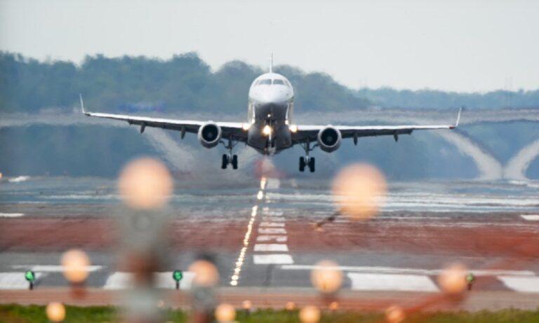 Αεροσυνοδός αποκαλύπτει το πιο αηδιαστικό και ενοχλητικό πράγμα που κάνουν οι επιβάτες στα αεροπλάνα