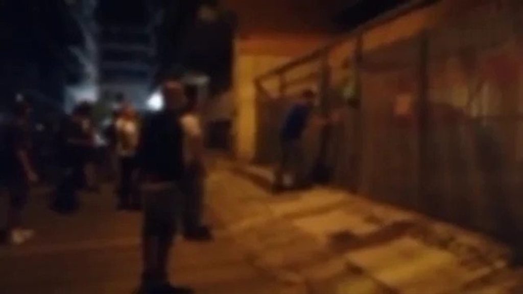 Μέλη του Ρουβίκωνα συγκεντρώθηκαν στο σπίτι του Λιγνάδη: Είσαι ανεπιθύμητος στη γειτονιά