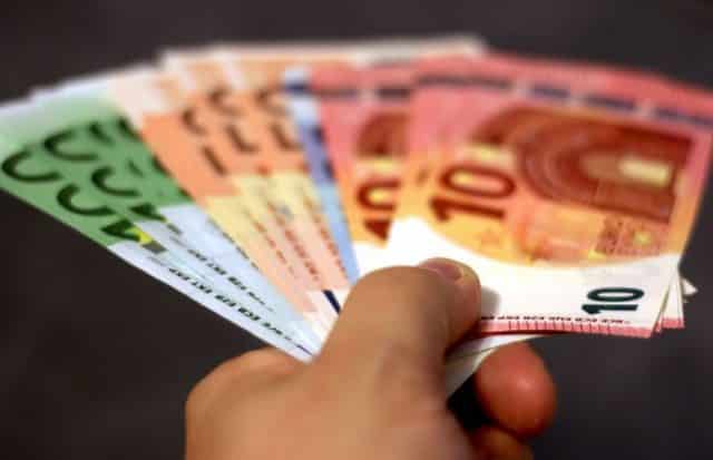 Επίδομα 400 ευρώ: Ποιοι οι δικαιούχοι - Πως θα το πάρουν