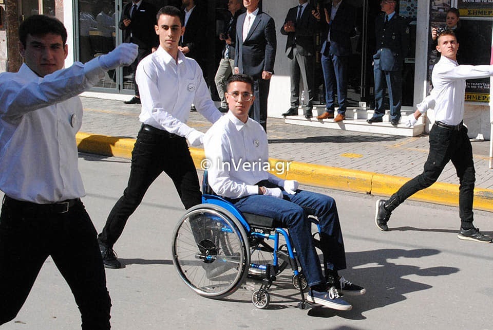 Ο Γιάννης βγήκε νικητής στη μάχη για ζωή και έκανε παρέλαση περήφανος με το αμαξίδιο του
