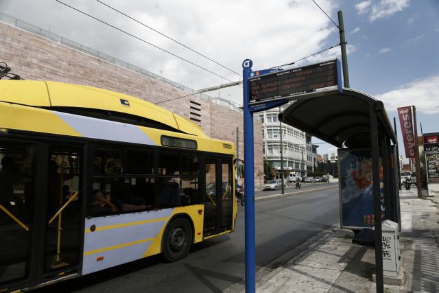 Σοβαρό τροχαίο: Τρόλεϊ με επιβάτες έπεσε πάνω σε φορτηγό στο κέντρο της Αθήνας