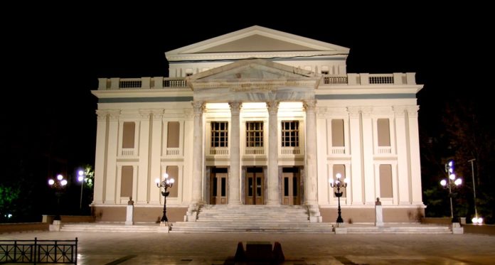 Δημοτικό Θέατρο Πειραιά: Κατέρρευσε μέρος της σκηνής – Tραυματίστηκαν μαθητές