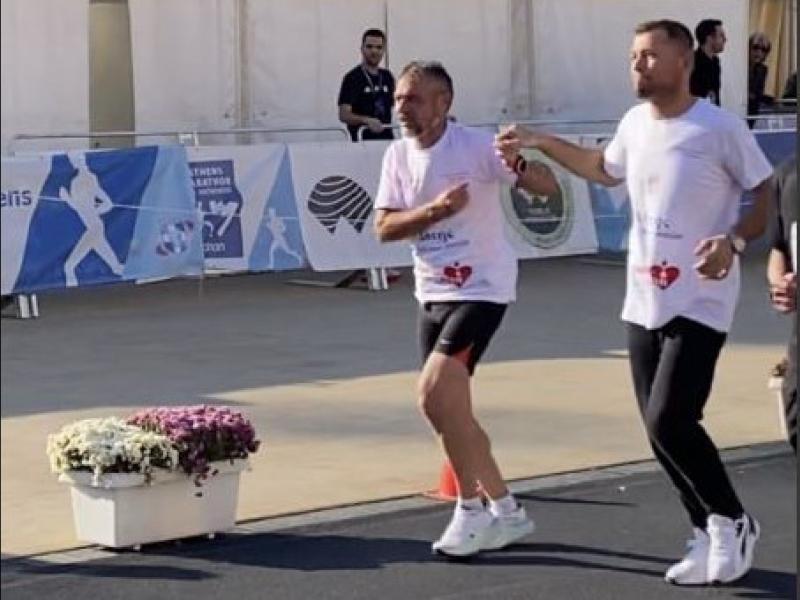 Μαραθώνιος της Αθήνας: Τερμάτισαν πιασμένοι χέρι-χέρι δότης και λήπτης μυελού των οστών