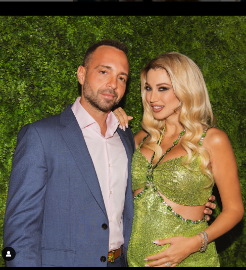 Σπυροπούλου και Σταθοκωστόπουλος γιορτάζουν γυμνοί το «θαύμα της ζωής»