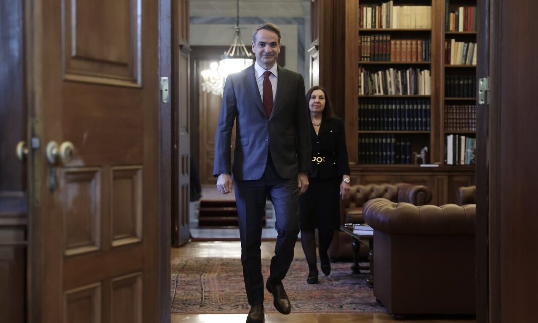 Πού θα βρίσκεται ο Κυριάκος Μητσοτάκης την ώρα της κηδείας του τέως βασιλιά Κωνσταντίνου