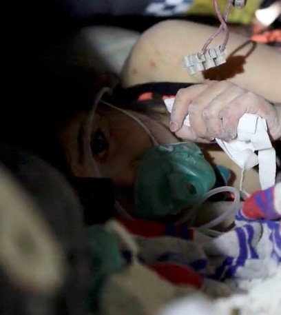 Σεισμός Τουρκία: Θήλαζε το παιδί της 55 ώρες κάτω από τα συντρίμμια για να το κρατήσει ζωντανό (VIDEO)