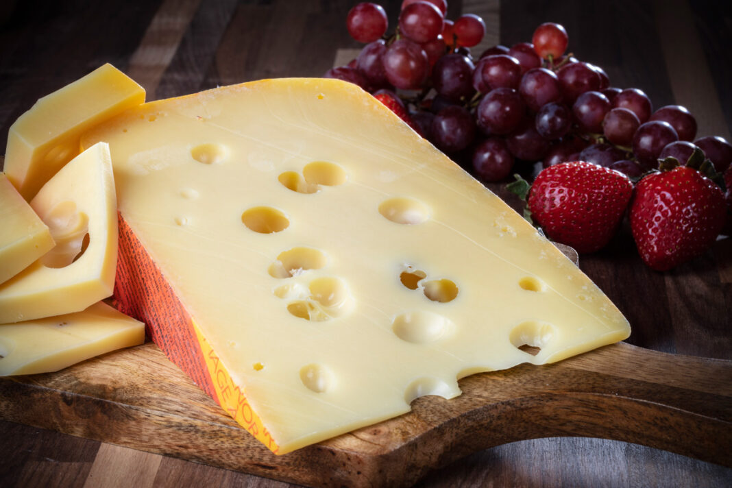 Jarlsberg-Swiss-Cheese Το τυρί που δυναμώνει τα οστά χωρίς να ανεβάζει τη χοληστερόλη – Ένα κομμάτι την ημέρα αρκεί