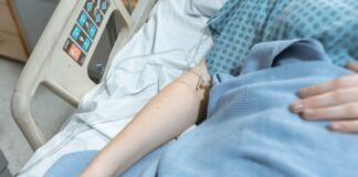25χρονος τραυμάτισε με το αυτοκίνητο τη μητέρα του επειδή δεν τον άφηνε να φύγει από το σπίτι!
