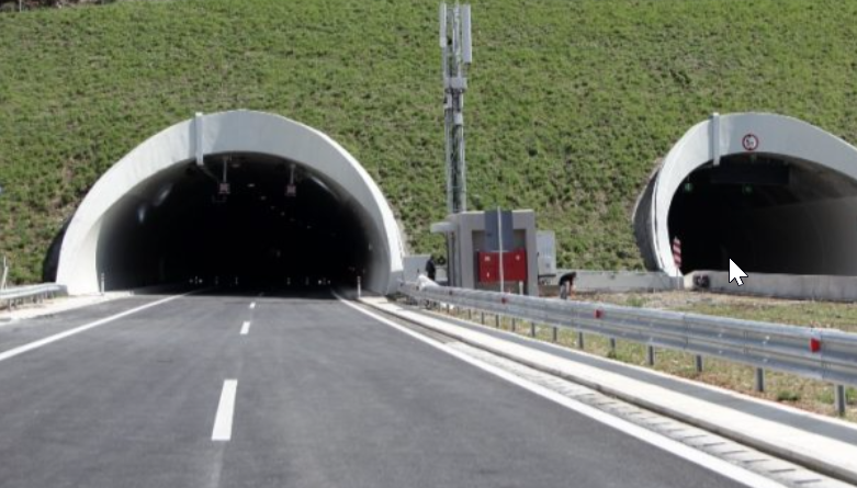 Θεσσαλονίκη: Σύγκρουση λεωφορείου με 2 οχήματα στο 521ο χιλιόμετρο στο ΠΑΘΕ – Οι πρώτες πληροφορίες