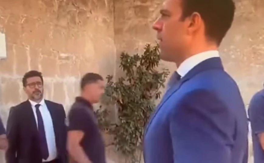 Ο διπλωματικός σύμβουλος του Κασσελάκη του έκανε νόημα να σταθεί προσοχή στον εθνικό ύμνο ( VIDEO)