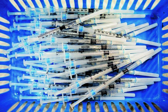 FILE PHOTO: COVID-19 booster vaccine clinic in Lansdale Στα σκουπίδια 4 δισ. ευρώ – «Οι χώρες της ΕΕ κατέστρεψαν 215 εκατομμύρια δόσεις εμβολίων»