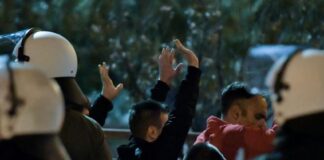 Στη ΜΕΘ διασωληνομένος ο αστυνομικός που τραυματίστηκε σοβαρά στα επεισόδια που έγιναν έξω από το “Μελίνα Μερκούρη”