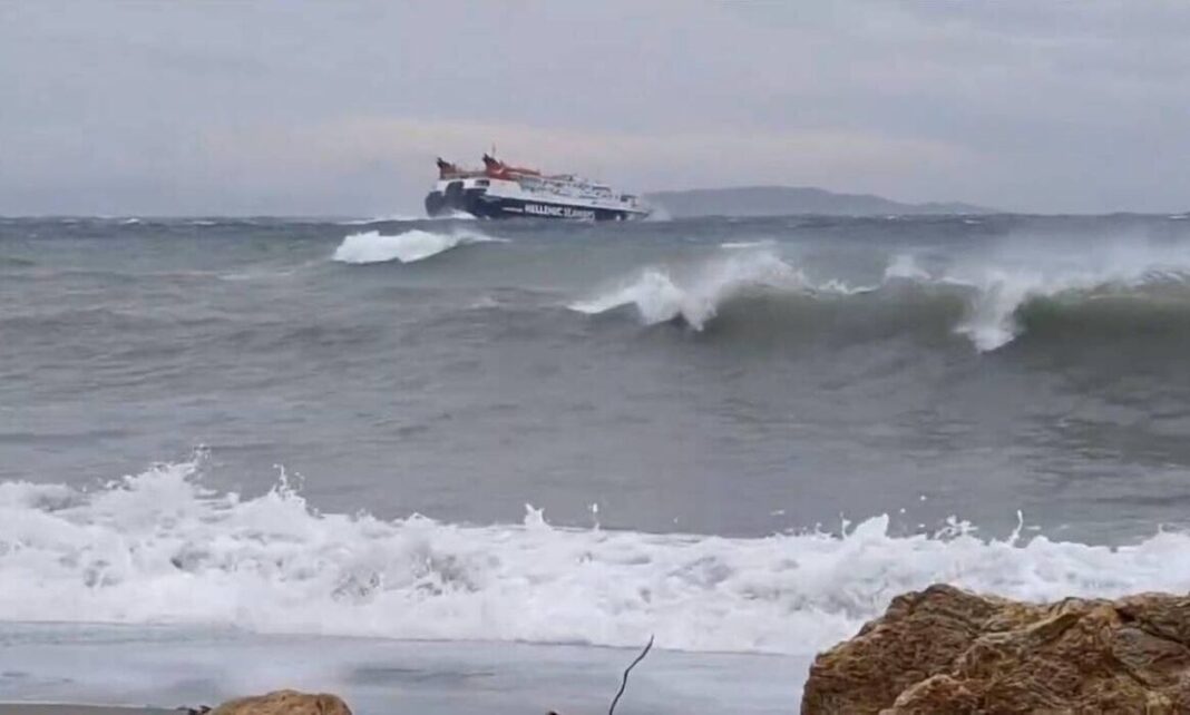 skiathos Σκόπελος: Το Skiathos Express «παλεύει» με τα κύματα έξω από το λιμάνι - Βίντεο που κόβει την ανάσα