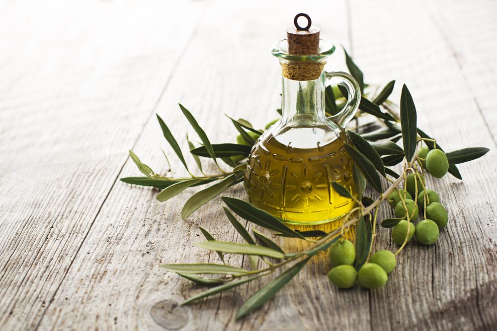Olive,Oil,And,Olive,Branch,On,The,Wooden,Table Έλληνας ο καλύτερος ελαιοπαραγωγός της Ευρώπης – Η Ελλάδα στην κορυφή του κόσμου για το 2023 στο γαστρονομικό ελαιόλαδο