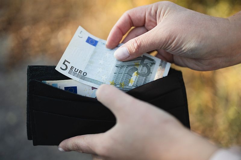 5euro Ολοένα και περισσότεροι άνθρωποι επιλέγουν να χρησιμοποιούν κάρτες για τις καθημερινές τους συναλλαγές.