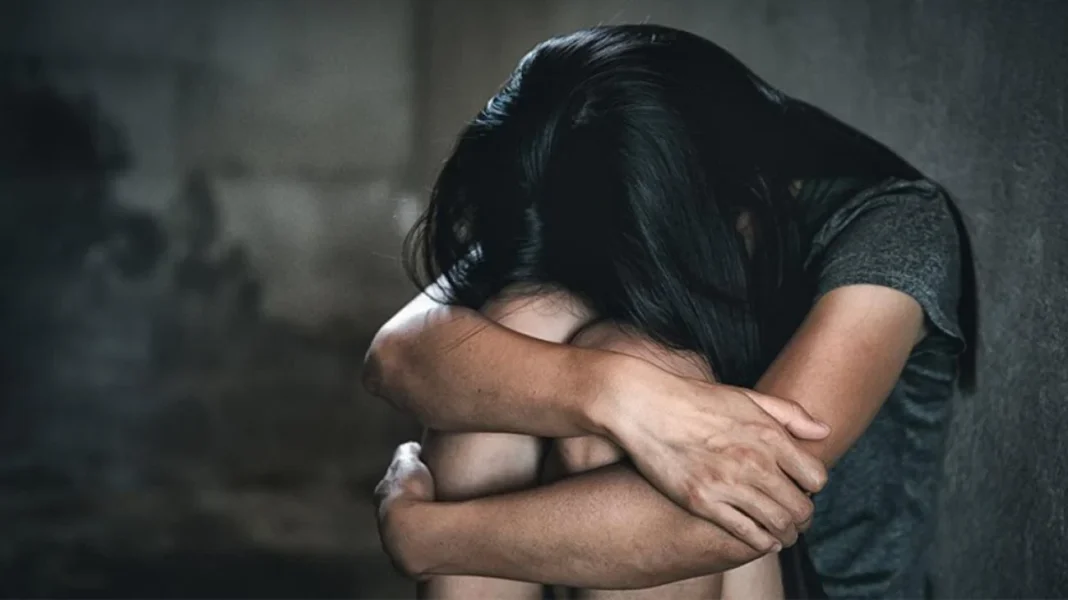 KAKOPOIISI-ANILIKWN Φρίκη με κύκλωμα που εξωθούσε ανήλικα κορίτσια στην πορνεία στην Αθήνα – Η 25χρονη που τις στρατολογούσε και ο ρόλος του 54χρονου ταξιτζή