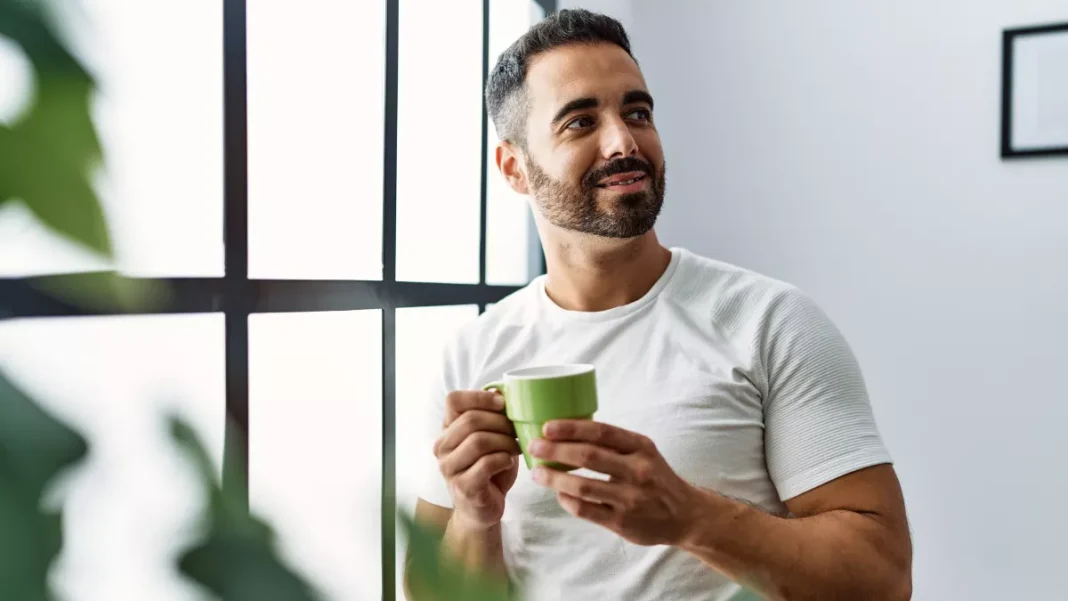 man_drink_cup_2158710197 Το βότανο που διώχνει το στρες, βελτιώνει τον ύπνο και ενισχύει την τεστοτερόνη