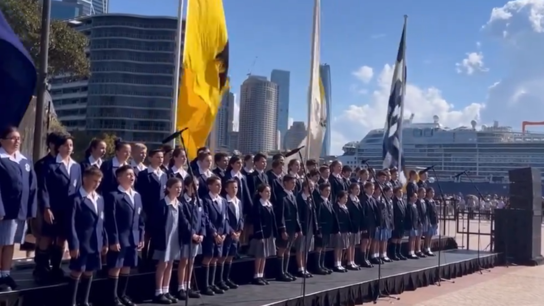 Οι Έλληνες της διασποράς τραγουδούν τον εθνικό ύμνο έξω από την όπερα του Σίδνεϊ (video)