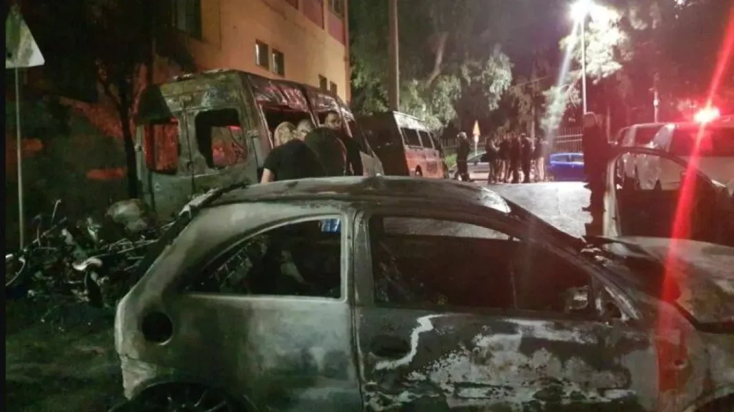 Ζωγράφου: Βγήκαν από την Πανεπιστημιούπολη και έκαψαν 5 σχολικά, 3 ΙΧ και 3 μοτοσικλέτες