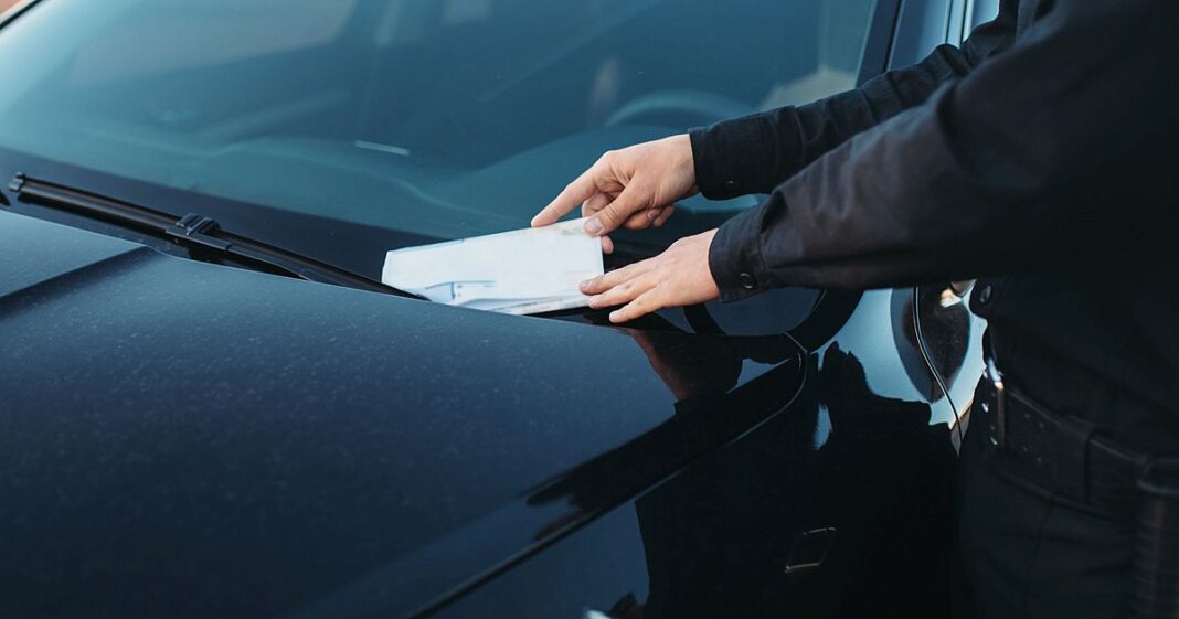 male-policeman-uniform-writes-fine-road_77761_444781_type13028 (1) Αυτές είναι οι αλλαγές στον νέο ΚΟΚ - Πρόστιμα απευθείας στο Taxisnet