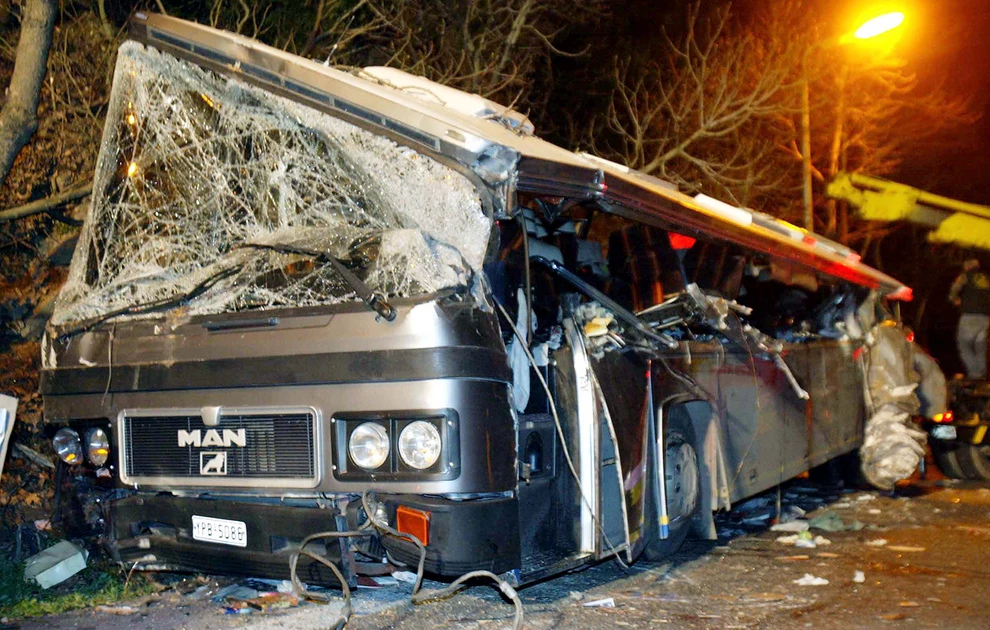 Σαν σήμερα 13 Απριλίου: 21 μαθητές σκοτώνονται σε δυστύχημα στην αιματοβαμμένη κοιλάδα των Τεμπών – Επέστρεφαν με λεωφορείο στα σπίτια τους μετά από εκδρομή