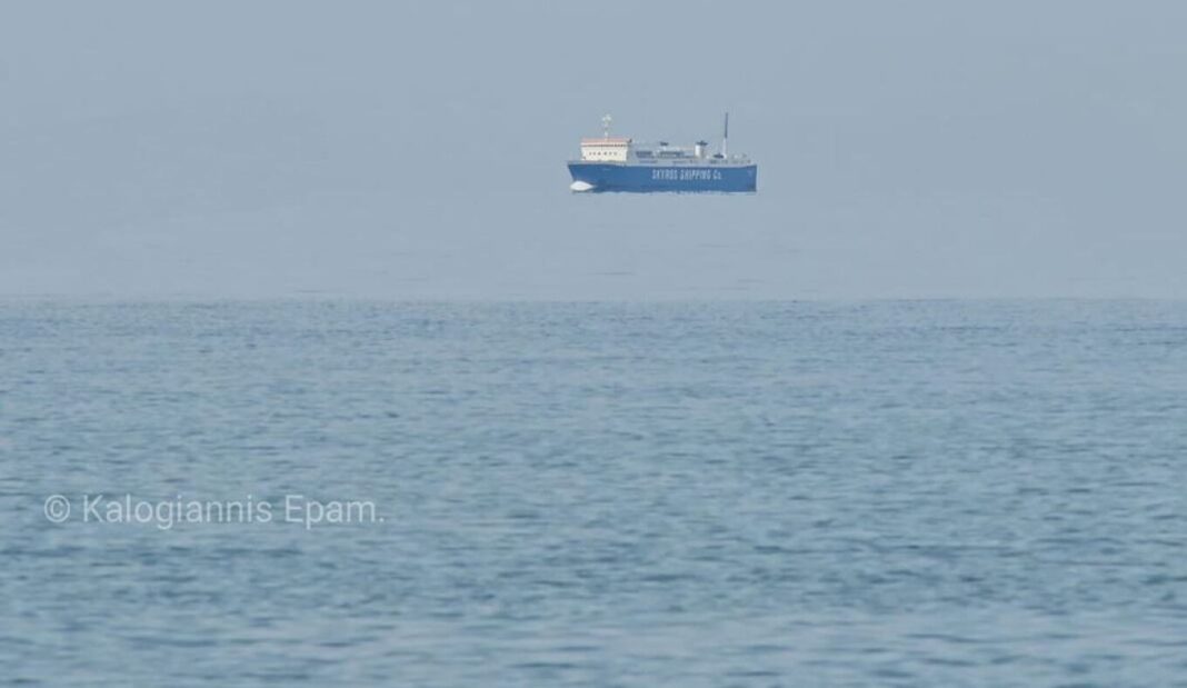 evia-ploio2 Φαινόμενο Fata Morgana: Πλοίο έγινε... ιπτάμενο ανοιχτά της Κύμης