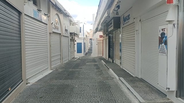 Βίντεο -«Μη φοβάστε»: Tο μήνυμα μια εργαζόμενης που έχει μείνει στη Σαντορίνη - Νέες εικόνες από τα ερημωμένα σοκάκια του νησιού