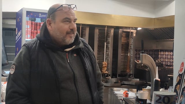 Το «ηρωικό» σουβλατζίδικο της Σαντορίνης: «Δεν κλείνουμε, πρέπει κάπου να φάνε οι άνθρωποι»