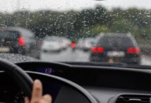 Πώς να οδηγείτε με ασφάλεια στη βροχή: Βασικές συμβουλές