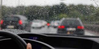 Πώς να οδηγείτε με ασφάλεια στη βροχή: Βασικές συμβουλές