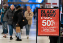 Στη φετινή Black Friday, οι Αμερικανοί πραγματοποίησαν διαδικτυακές αγορές αξίας 11,8 δισ. δολαρίων, σημειώνοντας νέο ρεκόρ.