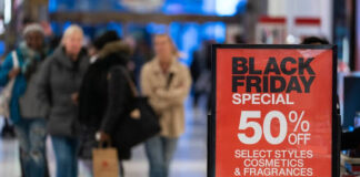 Στη φετινή Black Friday, οι Αμερικανοί πραγματοποίησαν διαδικτυακές αγορές αξίας 11,8 δισ. δολαρίων, σημειώνοντας νέο ρεκόρ.