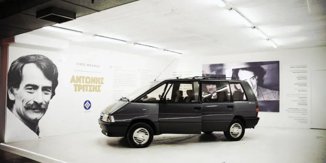 Μια θέση για το εμβληματικό αμάξι του Αντώνη Τρίτση, στο πάρκινγκ της πλατείας Κοτζιά -Η ανάρτηση του Χάρη Δούκα