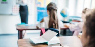 Καθηγήτρια στη Λευκάδα έγινε «ασπίδα» για μαθητές της που δέχτηκαν επίθεση -kalimera-ellada.gr