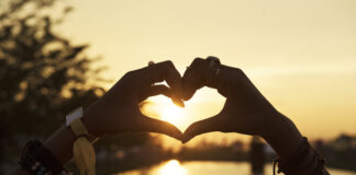 Αγάπη σημαίνει να αφήνεις χώρο: Η δύναμη να οδηγείς τον άλλον πίσω στον εαυτό του