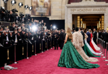 Oscar 2026: Οι λαμπερές εμφανίσεις που έκλεψαν την παράσταση στο κόκκινο χαλί