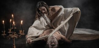 Το Πορφυρό Ποτάμι: Μια Σκοτεινή Βουτιά στην Ανθρώπινη Ψυχή στο Θέατρο Μεταξουργείο