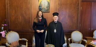 Νέο πλαίσιο για κληρικούς ομογένειας: Συνάντηση Ζαχαράκη-Βαρθολομαίου