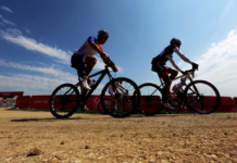 Απίστευτο κατόρθωμα ποδηλάτη σε αγώνα τριάθλου! Έσωσε μπουκάλι νερού εν κινήσει