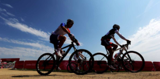 Απίστευτο κατόρθωμα ποδηλάτη σε αγώνα τριάθλου! Έσωσε μπουκάλι νερού εν κινήσει