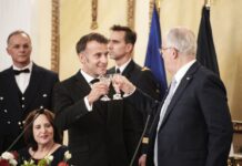 Μακρόν στην Αθήνα: «Ελλάς-Γαλλία-Συμμαχία» και «Η Γαλλία σας αγαπά»