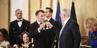 Μακρόν στην Αθήνα: «Ελλάς-Γαλλία-Συμμαχία» και «Η Γαλλία σας αγαπά»