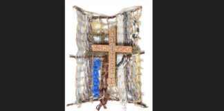 Γιώτης Μπαλοδήμος: Σταυροί από ανακυκλώσιμα υλικά στην Πλάκα