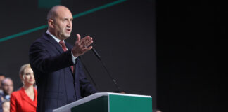 Βουλγαρία: Πρόωρες εκλογές με τον Ράντεφ φαβορί, αβεβαιότητα για σταθερότητα